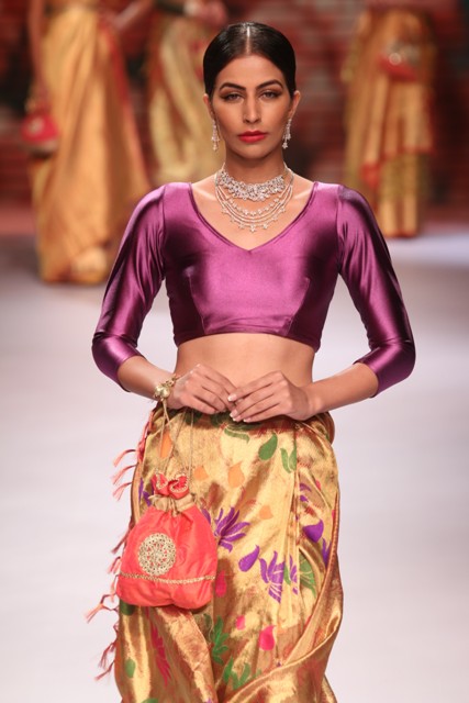 1 A model posing in Moni Agarwal jewellery at IIJW 2015.JPG